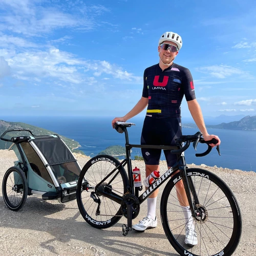 Zon 3-träning på Mallorca – med cykelvagn och 1-åring på släp