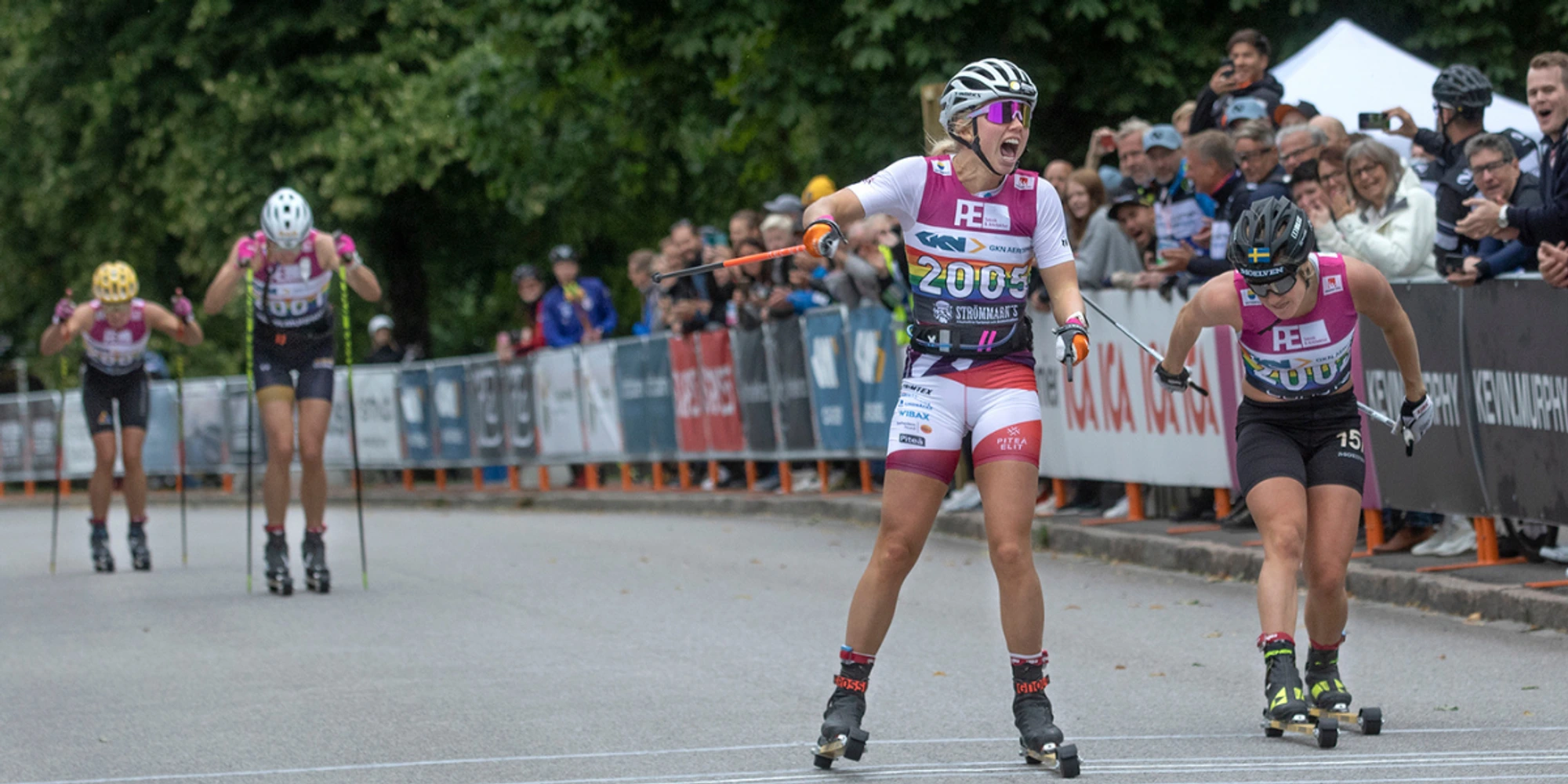 Emma Ribom vinner ett längdskidåkning lopp